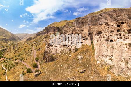 Vue aérienne de dessus de la ville de Vardzia sur la journée ensoleillée d'été. Ancien monastère de grotte dans les rochers de montagne Erusheti à la rivière Kura. Monument d'Ar géorgien médiéval Banque D'Images