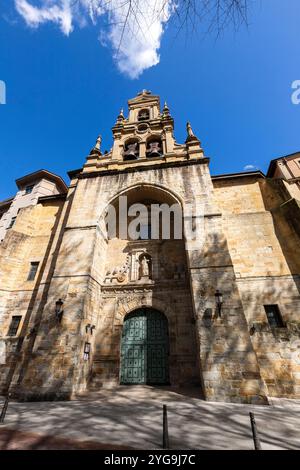 Façade de l'église de San Vicente Abando, l'une des anciennes églises catholiques de la vieille ville, située sur la Plaza de San Vicente. Bilbao, Basque Coun Banque D'Images