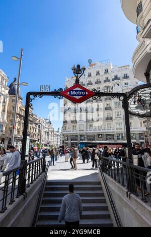 Madrid, Espagne - 9 avril 2024 : station de métro Gran via dans le centre-ville avec beaucoup de gens et de bâtiments en arrière-plan Banque D'Images