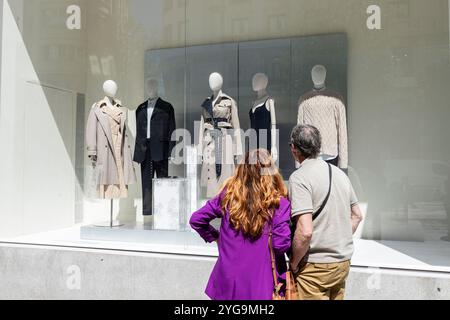 Madrid, Espagne - 09 avril 2024 - couple regarde la vitrine de vêtements à Gran via, centre commercial et touristique de Madrid Banque D'Images