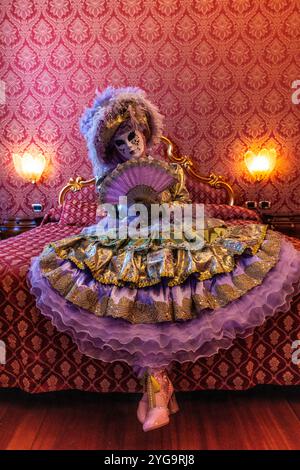 Italie, Venise. Modèle costumé dans la chambre pendant le carnaval. (Usage éditorial uniquement). Banque D'Images