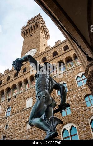 Benvenuto Cellini's Perseus, Loggia dei Lanzi (Loggia dell'Orcagna), Palazzo Vecchio Behind, Florence, site du patrimoine mondial de l'UNESCO, Toscane, Italie. Banque D'Images