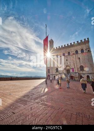 Italie, Ombrie, Gubbio. Palazzo dei Consoli (Hôtel de ville), avec lumière du soir. (Usage éditorial uniquement) Banque D'Images