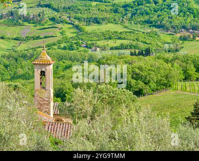 Italie, Toscane. Région du Chianti, Pieve di Santa Maria Novella près de Radda avec vert printanier Banque D'Images