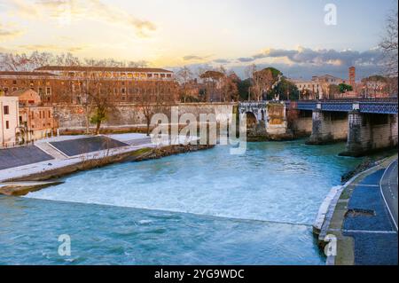 L'ancien Ponte Emilio (Ponte Rotto) en ruines et le Ponte Palatino moderne au-dessus du Tibre, Rome, Italie Banque D'Images