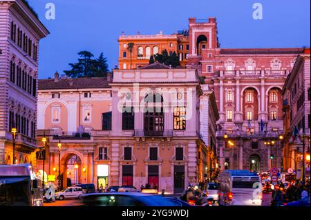 Palazzo Colonna et autres demeures historiques de Piazza Venezia dans la soirée, Rome, Italie Banque D'Images