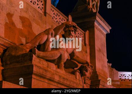 Fragment sculptural en pierre du monument Victor-Emmanuel II sur la Piazza Venezia à Rome, Italie Banque D'Images