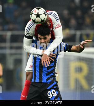 Milan. 6 novembre 2024. Mehdi Taremi de l'Inter Milan (avant) affronte Gabriel d'Arsenal lors de l'UEFA Champions League entre l'Inter Milan et Arsenal à Milan, Italie, le 6 novembre 2024. Crédit : Alberto Lingria/Xinhua/Alamy Live News Banque D'Images