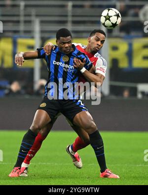 Milan. 6 novembre 2024. Denzel Dumfries de l'Inter Milan (l) affronte Jurrien Timber d'Arsenal lors de la Ligue des champions de l'UEFA entre l'Inter Milan et Arsenal à Milan, Italie, le 6 novembre 2024. Crédit : Alberto Lingria/Xinhua/Alamy Live News Banque D'Images