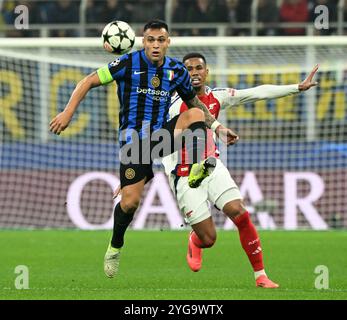 Milan. 6 novembre 2024. Lautaro Martinez de l'Inter Milan (l) affronte Gabriel d'Arsenal lors de l'UEFA Champions League entre l'Inter Milan et Arsenal à Milan, Italie, le 6 novembre 2024. Crédit : Alberto Lingria/Xinhua/Alamy Live News Banque D'Images