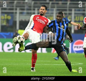 Milan. 6 novembre 2024. Marcus Thuram (R) de l'Inter Milan affronte William Saliba d'Arsenal lors de l'UEFA Champions League entre l'Inter Milan et Arsenal à Milan, Italie, le 6 novembre 2024. Crédit : Alberto Lingria/Xinhua/Alamy Live News Banque D'Images