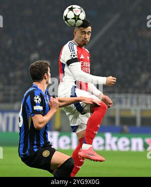 Milan. 6 novembre 2024. Benjamin Pavard de l'Inter Milan (à gauche) affronte Gabriel Martinelli d'Arsenal lors de la Ligue des Champions de l'UEFA entre l'Inter Milan et Arsenal à Milan, Italie, le 6 novembre 2024. Crédit : Alberto Lingria/Xinhua/Alamy Live News Banque D'Images