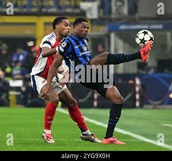 Milan. 6 novembre 2024. Denzel Dumfries (R) de l'Inter Milan affronte Jurrien Timber d'Arsenal lors de la Ligue des champions de l'UEFA entre l'Inter Milan et Arsenal à Milan, Italie, le 6 novembre 2024. Crédit : Alberto Lingria/Xinhua/Alamy Live News Banque D'Images