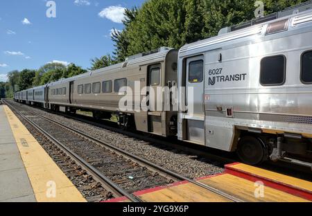 Otisville, New York - 15 juin 2024 : le train nord du métro NJ transit (NJT) part de la gare d'Otisville sur le chemin de Port Jervis, New York. Banque D'Images