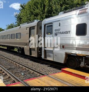 Otisville, New York - 15 juin 2024 : le train nord du métro NJ transit (NJT) part de la gare d'Otisville sur le chemin de Port Jervis, New York. Banque D'Images