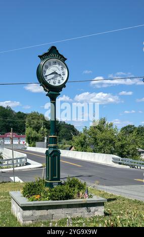 Otisville, New York - 15 juin 2024 : horloge du centenaire à l'intersection de deux rues à Otisville, New York, comté d'Orange, vallée de l'Hudson. Banque D'Images