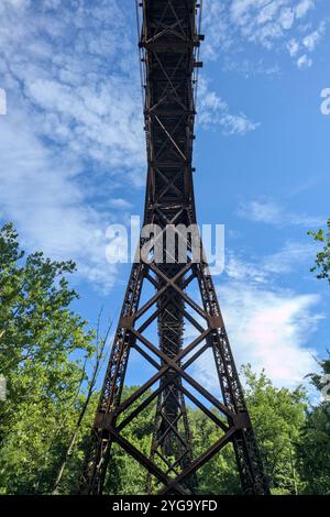 vue du pont ferroviaire en acier à chevalets de rosendale depuis le dessous (détail de traversées de poutres en acier, infrastructure ferroviaire abandonnée convertie en sentier ferroviaire) Banque D'Images