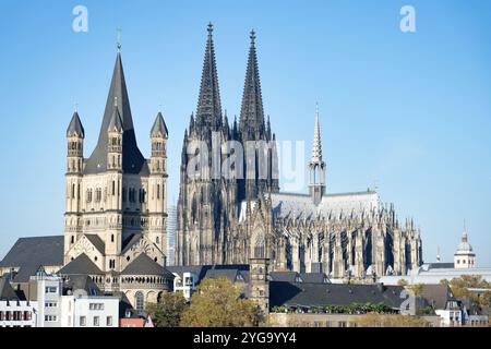 Les deux monuments les plus frappants du panorama du rhin de cologne sont la Grande église Saint Martin et la cathédrale de cologne Banque D'Images