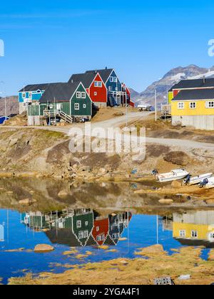 Le petit port. Ville de Tasiilaq (anciennement appelée Ammassalik), Royaume du Danemark. Banque D'Images