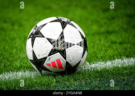 Le ballon lors du match de football de l'UEFA Champions League Inter Milan et Arsenal FC au stade San Siro de Milan, Italie, le 6 novembre 2024 crédit : Piero Cruciatti/Alamy Live News Banque D'Images