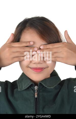 belle fille asiatique dans une robe décontractée près des yeux avec les mains, isolée sur fond blanc Banque D'Images