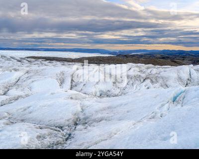 Moraine terminale et avant-pays de la calotte glaciaire. Les sédiments bruns sur la glace sont créés par la fonte rapide de la glace. Groenland près de Kangerlussuaq. Banque D'Images