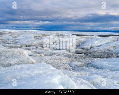 Moraine terminale et avant-pays de la calotte glaciaire. Les sédiments bruns sur la glace sont créés par la fonte rapide de la glace. Groenland près de Kangerlussuaq. Banque D'Images