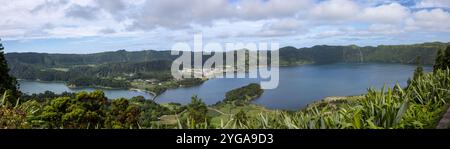 Vue de Lagoa Azul et Lagoa Verde dans la caldeira de Sete Cidadas depuis Miradouro do Cerrado das Freiras, Sete Cidades, île de Sao Miguel, Açores Banque D'Images