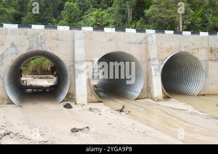 tunnel fluvial sous le pont reliant la route Banque D'Images