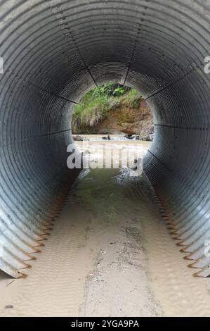 tunnel fluvial sous le pont reliant la route Banque D'Images