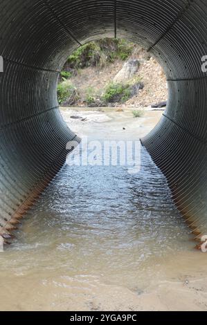 tunnel fluvial sous le pont reliant la route Banque D'Images