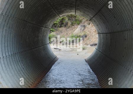 tunnel fluvial sous le pont reliant la route Banque D'Images