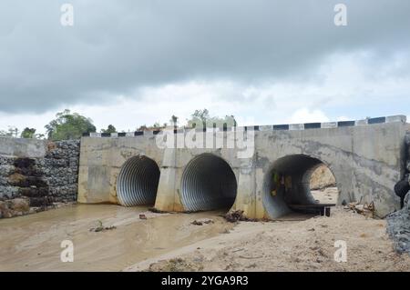 tunnel fluvial sous le pont reliant la route Banque D'Images