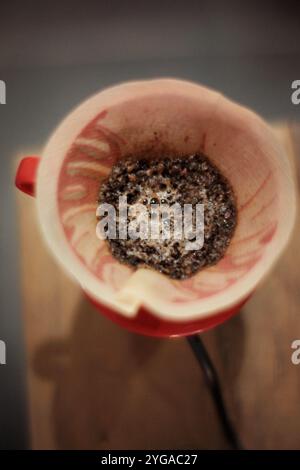 méthode de préparation des boissons au café avec la technique v60, le café est filtré avec du papier spécial afin que le café soit produit sans pulpe Banque D'Images