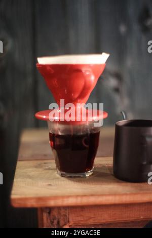 méthode de préparation des boissons au café avec la technique v60, le café est filtré avec du papier spécial afin que le café soit produit sans pulpe Banque D'Images