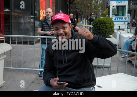 New York, États-Unis. 06 novembre 2024. Une personne portant un chapeau pro-Donald Trump, «Make America Great Again», se trouve à l'extérieur de la Trump Tower à Manhattan, New York City. La veille, le jour des élections, Donald Trump a battu Kamala Harris pour remporter la présidence des États-Unis. (Photo de Jimin Kim/SOPA images/SIPA USA) crédit : SIPA USA/Alamy Live News Banque D'Images