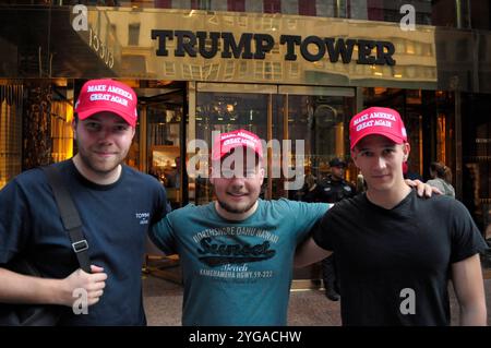 New York, États-Unis. 06 novembre 2024. Les gens portant des chapeaux pro-Donald Trump, "Make America Great Again", se tiennent devant la Trump Tower à Manhattan, New York City. La veille, le jour des élections, Donald Trump a battu Kamala Harris pour remporter la présidence des États-Unis. (Photo de Jimin Kim/SOPA images/SIPA USA) crédit : SIPA USA/Alamy Live News Banque D'Images