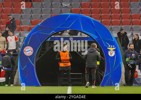 Munich, Allemagne. 06 novembre 2024. Munich, Allemagne, Novemberr 06st 2024 : publicité de l'UEFA avant le match de football de l'UEFA Champions League entre le FC Bayern Munich et le Benfica Lisbon à l'Allianz Arena de Munich, Allemagne. Philipp Kresnik (Philipp Kresnik/SPP) crédit : SPP Sport Press photo. /Alamy Live News Banque D'Images