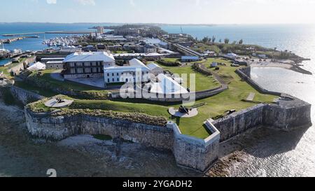 Photos aériennes aériennes du fort antique historique, aujourd'hui musée national des Bermudes, capturées à l'aide du drone DJI Mini 4 Pro. Banque D'Images