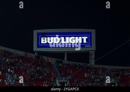 Kansas City, Missouri, États-Unis. 4 novembre 2024. Vue générale d'un panneau Bud Light pendant un match entre les Chiefs de Kansas City et les Buccaneers de Tampa Bay au GEHA Field au stade Arrowhead de Kansas City, Missouri. David Smith/CSM/Alamy Live News Banque D'Images