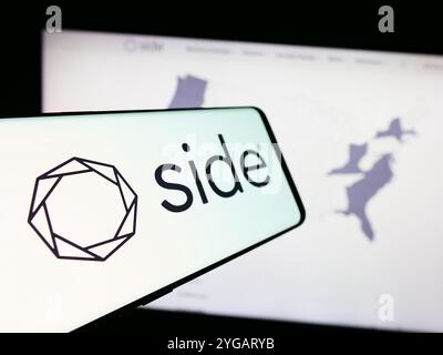 Allemagne. 12 juillet 2024. Dans cette illustration photo, un smartphone avec le logo (focus sélectif) de la société américaine de courtage immobilier Side Real Estate Inc est vu devant le site. Crédit : SOPA images Limited/Alamy Live News Banque D'Images