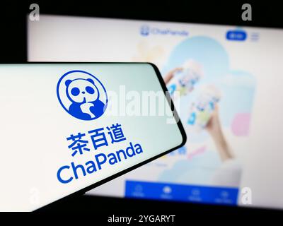 Allemagne. 12 juillet 2024. Dans cette illustration photo, un téléphone portable avec le logo (focus sélectif) de Chengdu Chabaidao Catering Management Co. Ltd. (ChaPanda) est vu en face du site Web. Crédit : SOPA images Limited/Alamy Live News Banque D'Images