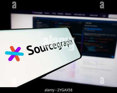 Allemagne. 11 juillet 2024. Dans cette illustration photo, un smartphone avec le logo (focus sélectif) de la société américaine de renseignement de code Sourcegraph Inc est vu devant le site Web de l'entreprise. (Photo timon Schneider/SOPA images/SIPA USA) *** strictement à des fins éditoriales *** crédit : SIPA USA/Alamy Live News Banque D'Images