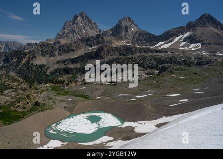 USA, Wyoming. Vue sur le lac alpin et le glacier Schoolroom, Grand Teton depuis Hurricane Pass, Teton Mountains, Banque D'Images