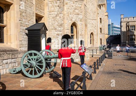 Tour de Londres gardes gallois en service et protégeant la caserne de Waterloo septembre 2023 temps de canicule à Londres, uniforme cérémonial complet, Angleterre Banque D'Images