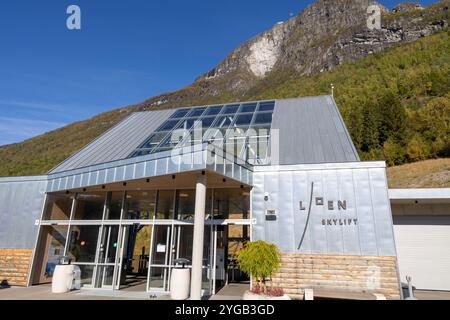 Entrée au téléphérique de Loen, un téléphérique qui monte les gens au sommet du Mont Hoven offrant une vue spectaculaire sur la vallée de Loen et le nordfjord Banque D'Images