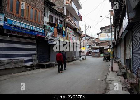 Les gens marchent pendant le confinement du COVID-19 le dernier vendredi du Ramadan à Srinagar, au Cachemire sous administration indienne, le 07 mai 2021. Des milliers de personnes assistent aux prières les jours normaux chaque année en raison du covid-19. Toutes les mosquées principales ont été fermées. Banque D'Images