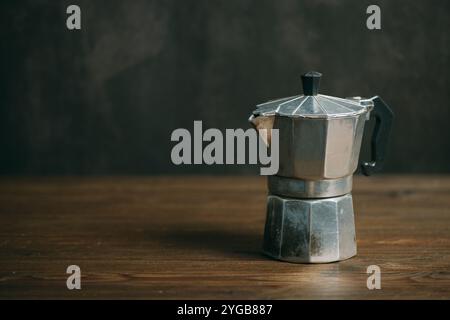 Pot Moka isolé sur la table en bois. Moka pot est une cafetière. Banque D'Images