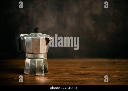 Pot Moka isolé sur la table en bois. Moka pot est une cafetière. Banque D'Images