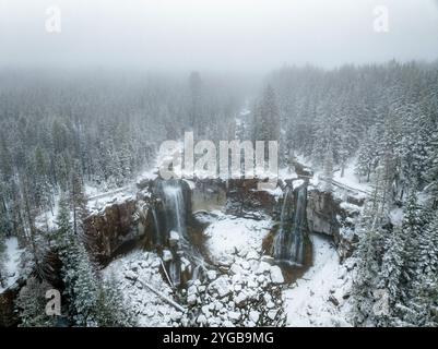 Vue aérienne de la neige à Paulina Falls dans la Newberry Caldera au sud de Bend, Oregon, États-Unis Banque D'Images